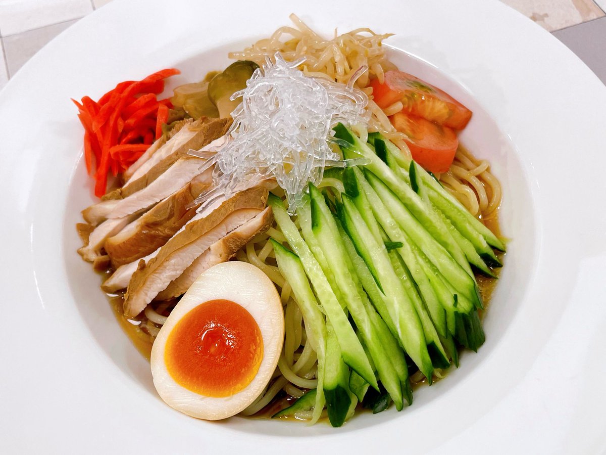 kunsei_kunkun's tweet photo. 【今週（8日〜11日）のおばんざい定食】

本格的な夏がやってきました！
そんな日は、冷たくてさっぱり、それでいてしっかり満足できる定食はいかがでしょうか。

今週のメインは、
「豚肉と夏野菜の冷製中華ごまだれ」

やわらかな豚肉と彩り豊かな夏野菜を、花椒をほんのり効かせたコクのある冷製中華ごまだれで仕上げました。暑い日でも箸が進む、夏にぴったりの一皿です。

小鉢は、
🥒 きゅうりとミニトマトの和風レモン和え
レモンの爽やかな酸味で、さっぱりと。

🎐 冬瓜と枝豆の生姜くずあん
やさしい出汁の旨みを感じる、さっぱりとしたくずあん仕立て。暑い日にも食べやすい、ほっとする味わいです。

そして、夏の定番「燻製具材の入り冷やし中華」も始まりました！

今年は定番の醤油だれに加え、新味の「ごまだれ」が仲間入り！
コクがありながらも暑い季節にぴったりの味わいで、お好みに合わせてお選びいただけます。

冷やし中華は、夏の間しばらくご提供する予定です。
おばんざい定食とあわせて、ぜひお楽しみください。

皆さまのご来店を心よりお待ちしております。
#燻薫 #kunkun #東小金井 #燻製 #冷やし中華はじめました
https://t.co/gTzVmNGu3r