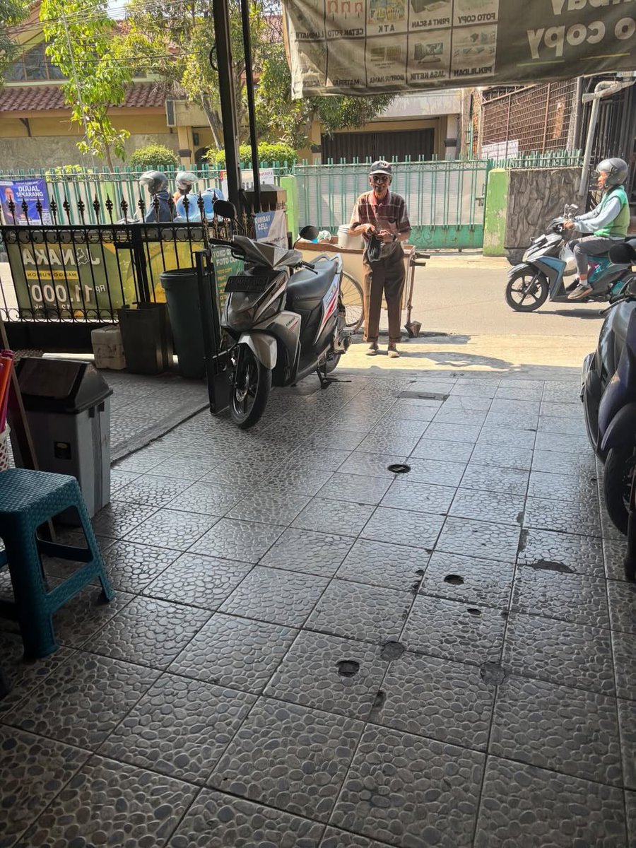 Charismaylnd's tweet photo. Lagi di fotokopian tibatiba ada bapak sudah tua manggilin.
👴teeh, tehh, mau nawarin satu yaa buat cucu.
Beliau nawarin sambil senyum. 

Cari uang cash dulu.
🧕Saya beli 2 ya pak. Ini sisanya ambil untuk bapak.

Bapaknya langsung senyum lebar dan dibuatkan 2 porsi buat aku.
Pas ku mau foto pas bapaknya sudah siap kasih pesenannya.

👴teeh ini sudah selesai (senyum lebar)

Gakuat kalau lihat yang gini. Mrebes mili aku pakk😭
Lancar selalu rezekinya ya pak. Semoga Allah selalu menjaga bapak dimanapun🥹
cc: azharrafa
