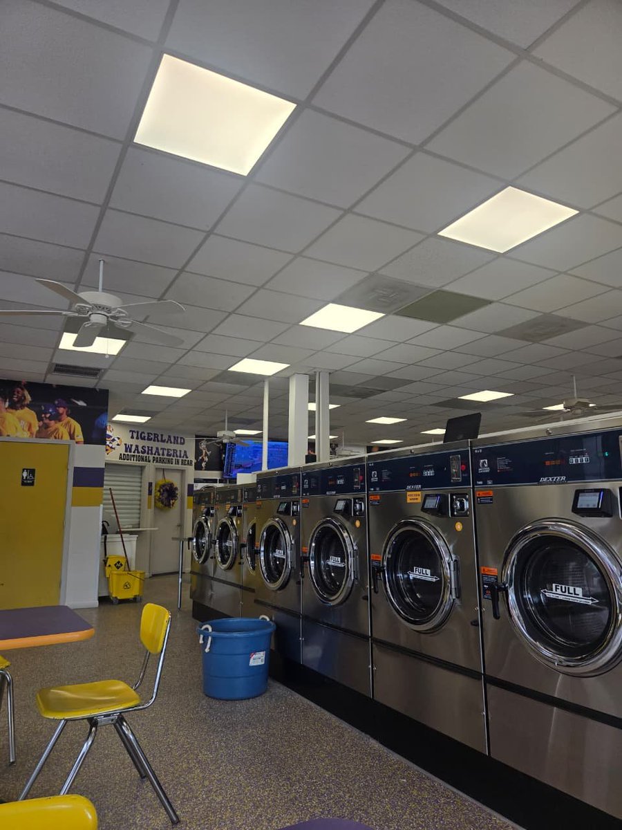 MFGBawon's tweet photo. Sejak pindah ke Amerika, ada satu hal yang bikin gue heran. Cuacanya lagi panas terik, mataharinya terang banget, halaman rumah luas. Tapi banyak orang tetap masukin baju ke mesin pengering daripada dijemur😅. Kenapa ya? 🧵 https://t.co/WS0nbGYrKy