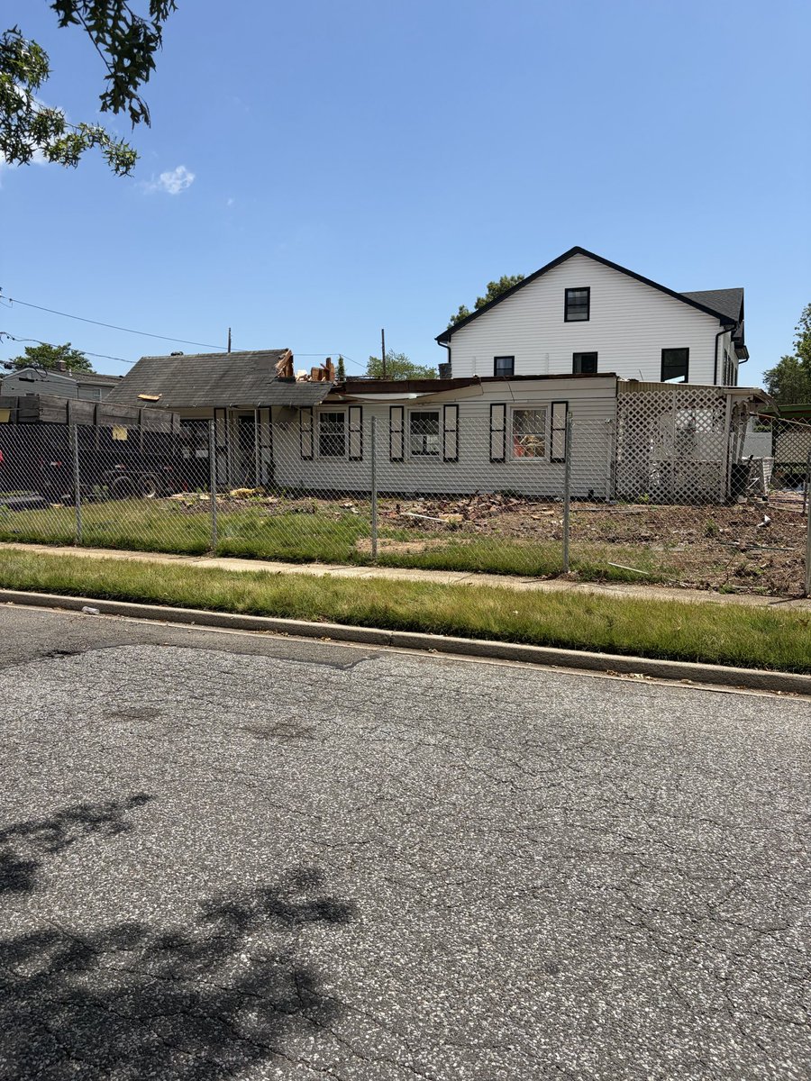 Bronco4779's tweet photo. @TOHFerretti THANK YOU MR FERRETTI SELLOUT LEVITTOWN!! SOLD LEVITTOWN TO THE HIGHEST THIS IS MR FERRETTI LEVITTOWN VACANT HOUSES UNFINISHED CONSTRUCTION NOISE ALL DAY LEVITTOWN BUILT BY VETERANS FOR VETERANS MR FERRETTI SOLD ALL VETERANS OUT IN LEVITTOWN AND THROW ALL IN  A  DUMPSTER https://t.co/GuJt4z4FO0