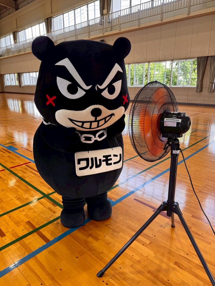 kumapp_hanyoku's tweet photo. ワルモン「あ〜いた、ぬっかね〜。熊本はもう梅雨明けてバィ！外に出ると溶けそうバィ…。てことで、みんなもエアコンばつけて、水分ばしっかりとって、涼しい部屋の中で過ごさなんバィ！暑すぎて頭がぼーっとしてしまうと、普段ならひっかからんサギ電話にもひっかかるかもしれんけん、注意バィ！」 https://t.co/LEXCzKUUfk