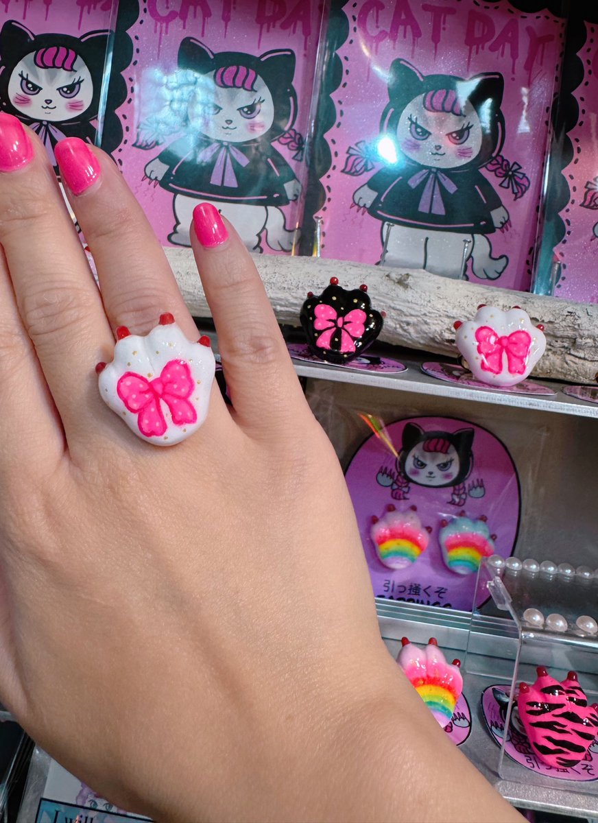 ThePotatoesby's tweet photo. 新作かわいいよ🎀💕

#引っ掻くぞ #handmade
#ハンドメイドアクセサリー https://t.co/HD5HJWfl0G