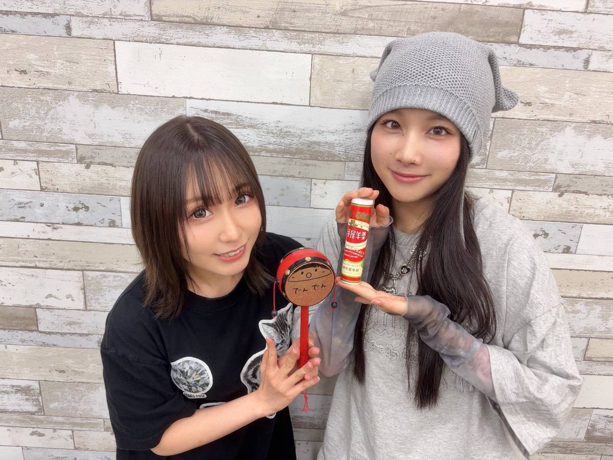 onsenradio's tweet photo. 「鈴木愛奈 のring A radio」第263回配信開始！

ゲスト：#岬なこ

共通点が沢山見つかりました
「ご飯に誘えない」もその一つですが...
鈴木さんが終始ハイテンションです！
ダーツは岬さんに投げてもらいました🎯

https://t.co/D2PwTvhaPR
#リンラジ #そんなこんなこ https://t.co/a9CeuW0pa9