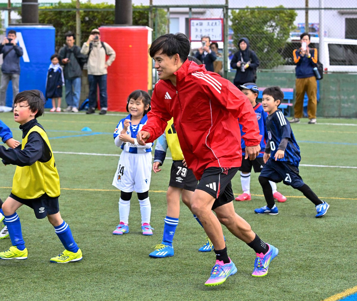 JAL_Official_jp's tweet photo. /／
久保建英選手・中村敬斗選手 x JAL
Special Soccer Lesson‼️✈️⚽️
\＼

7月18日(土)中村選手、
7月19日(日)久保選手から
プレーのアドバイスがもらえる
サッカー教室(小学生向け)を開催😆✨

7月13日9:59まで
マイル特典交換のお申し込み受付中💡

詳細は🔎
⇒https://t.co/FOk3lx4iHq https://t.co/XSWQHmdPel