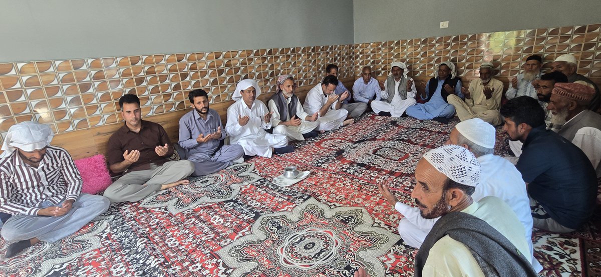 chzulfkarali's tweet photo. دارہال اور پیری کا دورہ کرکے محترم مناف ملک صاحب کی والدہ مرحومہ اور ریٹائرڈ ماسٹر طالب صاحب کے انتقال پر ان کے اہلِ خانہ سے تعزیت اور اظہارِ ہمدردی کیا۔
غمزدہ خاندانوں کے ساتھ کچھ وقت گزارا، ان کے دکھ میں شریک ہوا اور اللہ تعالیٰ سے دعا کی کہ مرحومین کی مغفرت فرمائے، انہیں جنت الفردوس میں اعلیٰ مقام عطا کرے، اور پسماندگان کو یہ صدمہ صبر، ہمت اور حوصلے کے ساتھ برداشت کرنے کی توفیق عطا فرمائے۔
إِنَّا لِلّٰهِ وَإِنَّا إِلَيْهِ رَاجِعُونَ۔ اللّٰہ تعالیٰ مرحومین کی مغفرت فرمائے اور انہیں جنت الفردوس میں اعلیٰ مقام عطا فرمائے۔ آمین۔