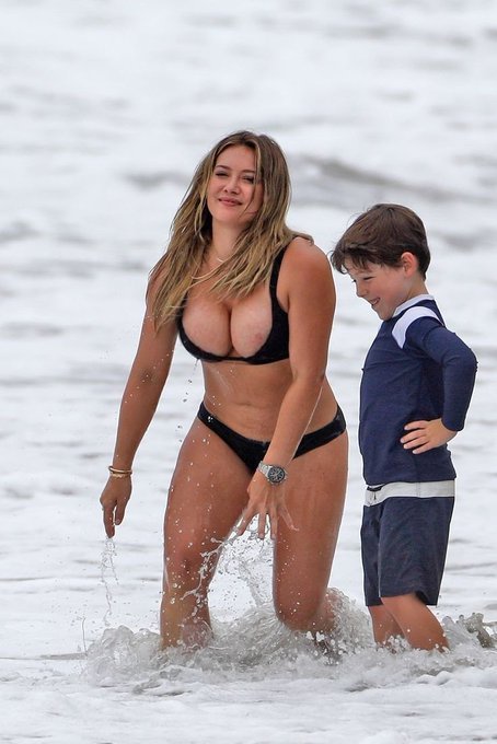 bellaestheee's tweet photo. Hilary Duff shows off her flawless body at 38 after four kids. Absolutely breathtaking and ageless! 🤯🔥 https://t.co/CeayWmqpUD