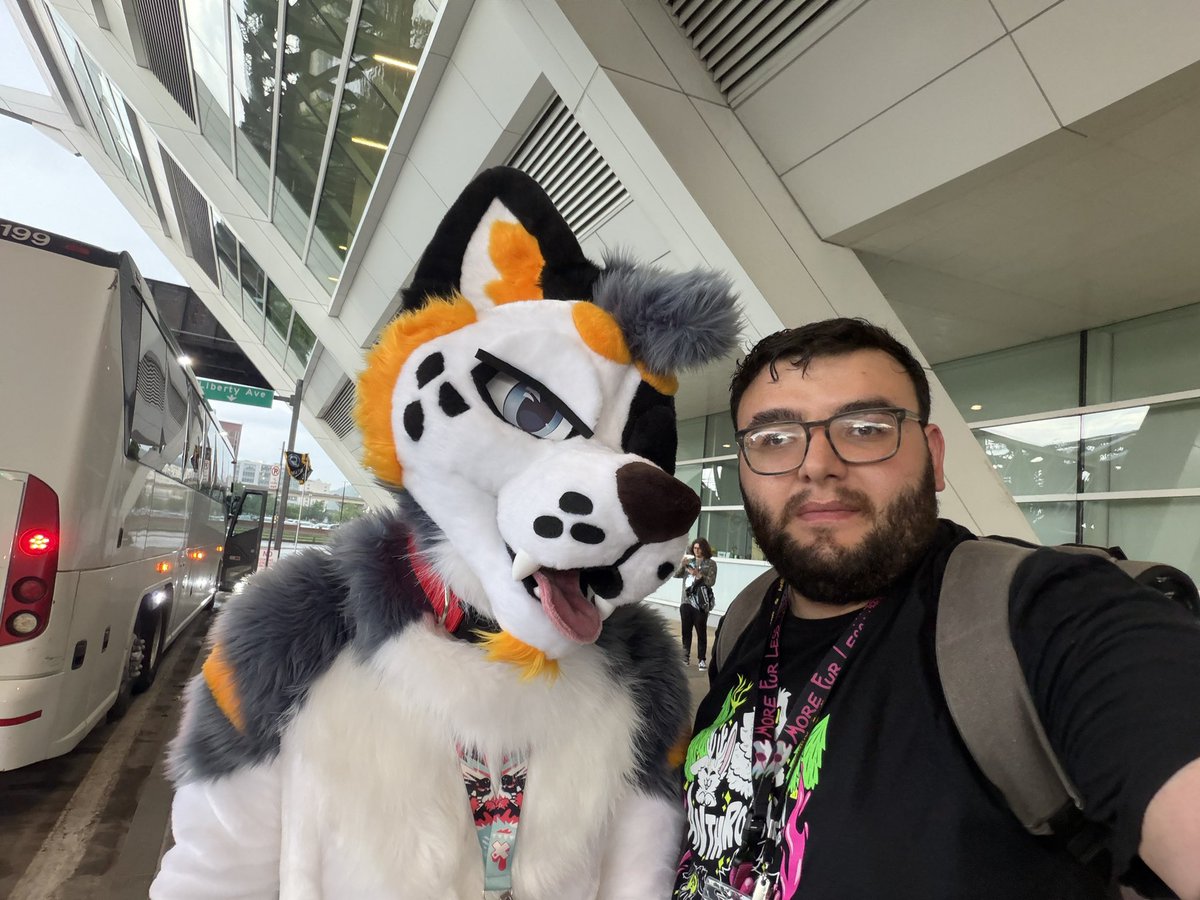 TranthamDominic's tweet photo. Got a picture with this very beautiful suit by the name of @MilesDoggie! I absolutely love your suit Miles and I hope to see you at AC again next year! https://t.co/uiovXMNU1D