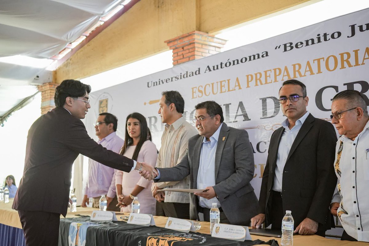 OaxacaSol's tweet photo. SE GRADÚA GRUPO DE BACHILLERES DE LA ESCUELA PREPARATORIA NÚMERO 2 DE LA UABJO

Oaxaca de Juárez, Oax., 09 de julio de 2026.- Enfocada en la excelencia académica y el compromiso social, la Escuela Preparatoria número 2 de la Universidad Autónoma “Benito Juárez” de Oaxaca (UABJO) celebró la ceremonia de graduación de la Generación 2023-2026.

En un ambiente de profunda emoción y orgullo académico, el Rector de la Máxima Casa de Estudios, Mtro. Farid Acevedo López, reconoció el trabajo de más de 250 jóvenes que concluyen su formación media superior y que ahora cuentan con los conocimientos y herramientas suficientes para ingresar a la Educación Superior.

“Tengan claro que este solo es un paso hacia el gran futuro que les espera. Les deseo mucho éxito y que aprovechen al máximo sus aprendizajes. Así también, porten siempre con orgullo los colores universitarios y condúzcanse con honestidad, dignidad y respeto. ¡Muchas felicidades!”, expresó.

Posteriormente, se realizó la entrega de diplomas a las y los graduados, documento que representa la culminación de sus estudios de nivel medio superior y el compromiso de la UABJO con la formación de ciudadanas y ciudadanos críticos, preparados y propositivos, con alto sentido de responsabilidad social.

En su intervención, el Director de la Escuela Preparatoria número 2, Mtro. Jair de Jesús Avilés Rendón, felicitó a padres y madres de familia, así como a la comunidad estudiantil por los logros alcanzados. “A lo largo de estos tres años nos han mostrado sus capacidades y visión para crear su futuro”, comentó.

Y les invitó a no abandonar sus sueños: “Nadie se los podrá arrebatar, pero traten de no ir solos. Acompáñense siempre de las personas que les alienten a avanzar y que respalden sus metas. Su camino es su mayor esfuerzo y su esperanza es su sueño”, concluyó.

Por su parte, el padrino de generación, C.P. Jorge Leoncio Arroyo Rodríguez, destacó la importancia de la educación en la vida de las personas y reafirmó el compromiso institucional de seguir impulsando la excelencia educativa y el desarrollo de nuevas generaciones que transformarán el futuro del estado.
Al acto académico asistieron Directoras y Directores de diversas Unidades Académicas.

También acudieron el Lic. Florencio García Estrada, Secretario del Sindicato Universitario de Maestros (SUMA); el Dr. Víctor Antonio Ricárdez Espinoza, Secretario del Sindicato de Trabajadores y Académicos de la Universidad de Oaxaca (STAUO) y el Arq. Jesús Molina Chimil, Secretario del SUA, entre otras personalidades.

#UnidadyTransformación #OrgullosamenteUABJO #FaridAcevedoLópez #RectorUABJO #UABJO #Oaxaca
/ @Farid_AcevedoL /