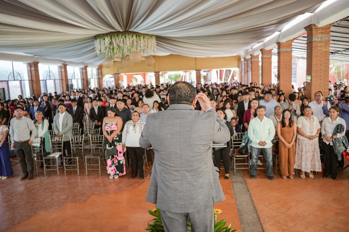 OaxacaSol's tweet photo. SE GRADÚA GRUPO DE BACHILLERES DE LA ESCUELA PREPARATORIA NÚMERO 2 DE LA UABJO

Oaxaca de Juárez, Oax., 09 de julio de 2026.- Enfocada en la excelencia académica y el compromiso social, la Escuela Preparatoria número 2 de la Universidad Autónoma “Benito Juárez” de Oaxaca (UABJO) celebró la ceremonia de graduación de la Generación 2023-2026.

En un ambiente de profunda emoción y orgullo académico, el Rector de la Máxima Casa de Estudios, Mtro. Farid Acevedo López, reconoció el trabajo de más de 250 jóvenes que concluyen su formación media superior y que ahora cuentan con los conocimientos y herramientas suficientes para ingresar a la Educación Superior.

“Tengan claro que este solo es un paso hacia el gran futuro que les espera. Les deseo mucho éxito y que aprovechen al máximo sus aprendizajes. Así también, porten siempre con orgullo los colores universitarios y condúzcanse con honestidad, dignidad y respeto. ¡Muchas felicidades!”, expresó.

Posteriormente, se realizó la entrega de diplomas a las y los graduados, documento que representa la culminación de sus estudios de nivel medio superior y el compromiso de la UABJO con la formación de ciudadanas y ciudadanos críticos, preparados y propositivos, con alto sentido de responsabilidad social.

En su intervención, el Director de la Escuela Preparatoria número 2, Mtro. Jair de Jesús Avilés Rendón, felicitó a padres y madres de familia, así como a la comunidad estudiantil por los logros alcanzados. “A lo largo de estos tres años nos han mostrado sus capacidades y visión para crear su futuro”, comentó.

Y les invitó a no abandonar sus sueños: “Nadie se los podrá arrebatar, pero traten de no ir solos. Acompáñense siempre de las personas que les alienten a avanzar y que respalden sus metas. Su camino es su mayor esfuerzo y su esperanza es su sueño”, concluyó.

Por su parte, el padrino de generación, C.P. Jorge Leoncio Arroyo Rodríguez, destacó la importancia de la educación en la vida de las personas y reafirmó el compromiso institucional de seguir impulsando la excelencia educativa y el desarrollo de nuevas generaciones que transformarán el futuro del estado.
Al acto académico asistieron Directoras y Directores de diversas Unidades Académicas.

También acudieron el Lic. Florencio García Estrada, Secretario del Sindicato Universitario de Maestros (SUMA); el Dr. Víctor Antonio Ricárdez Espinoza, Secretario del Sindicato de Trabajadores y Académicos de la Universidad de Oaxaca (STAUO) y el Arq. Jesús Molina Chimil, Secretario del SUA, entre otras personalidades.

#UnidadyTransformación #OrgullosamenteUABJO #FaridAcevedoLópez #RectorUABJO #UABJO #Oaxaca
/ @Farid_AcevedoL /