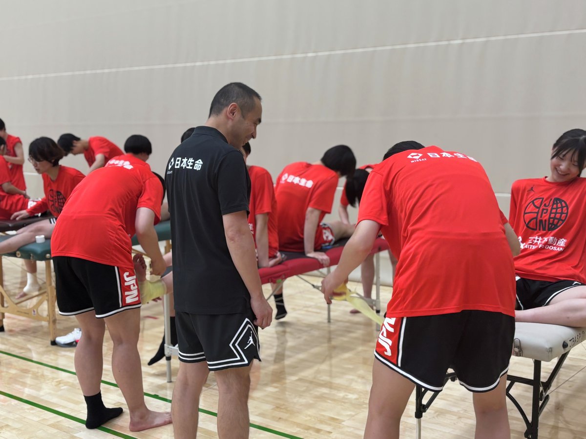 bw_supportclub's tweet photo. 7/11(土)開幕の国際大会へ挑む、バスケットボール女子U17日本代表の皆さんにテーピング講習会を行いました🏀

「ケガの予防の大切さ」の講習からテーピング体験まで、真剣かつ笑顔で取り組む姿がとても印象的でした✨
ベストなパフォーマンスを発揮できるよう、全力でサポートします⛹️‍♀️
#AkatsukiJapan https://t.co/X3DZjt1wgm