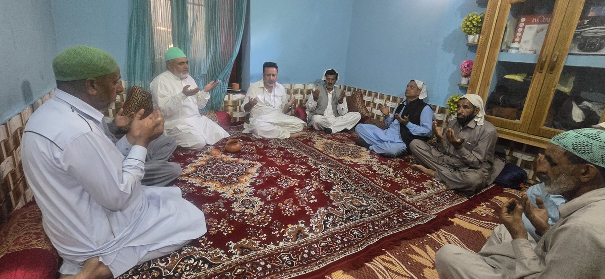 chzulfkarali's tweet photo. دارہال اور پیری کا دورہ کرکے محترم مناف ملک صاحب کی والدہ مرحومہ اور ریٹائرڈ ماسٹر طالب صاحب کے انتقال پر ان کے اہلِ خانہ سے تعزیت اور اظہارِ ہمدردی کیا۔
غمزدہ خاندانوں کے ساتھ کچھ وقت گزارا، ان کے دکھ میں شریک ہوا اور اللہ تعالیٰ سے دعا کی کہ مرحومین کی مغفرت فرمائے، انہیں جنت الفردوس میں اعلیٰ مقام عطا کرے، اور پسماندگان کو یہ صدمہ صبر، ہمت اور حوصلے کے ساتھ برداشت کرنے کی توفیق عطا فرمائے۔
إِنَّا لِلّٰهِ وَإِنَّا إِلَيْهِ رَاجِعُونَ۔ اللّٰہ تعالیٰ مرحومین کی مغفرت فرمائے اور انہیں جنت الفردوس میں اعلیٰ مقام عطا فرمائے۔ آمین۔