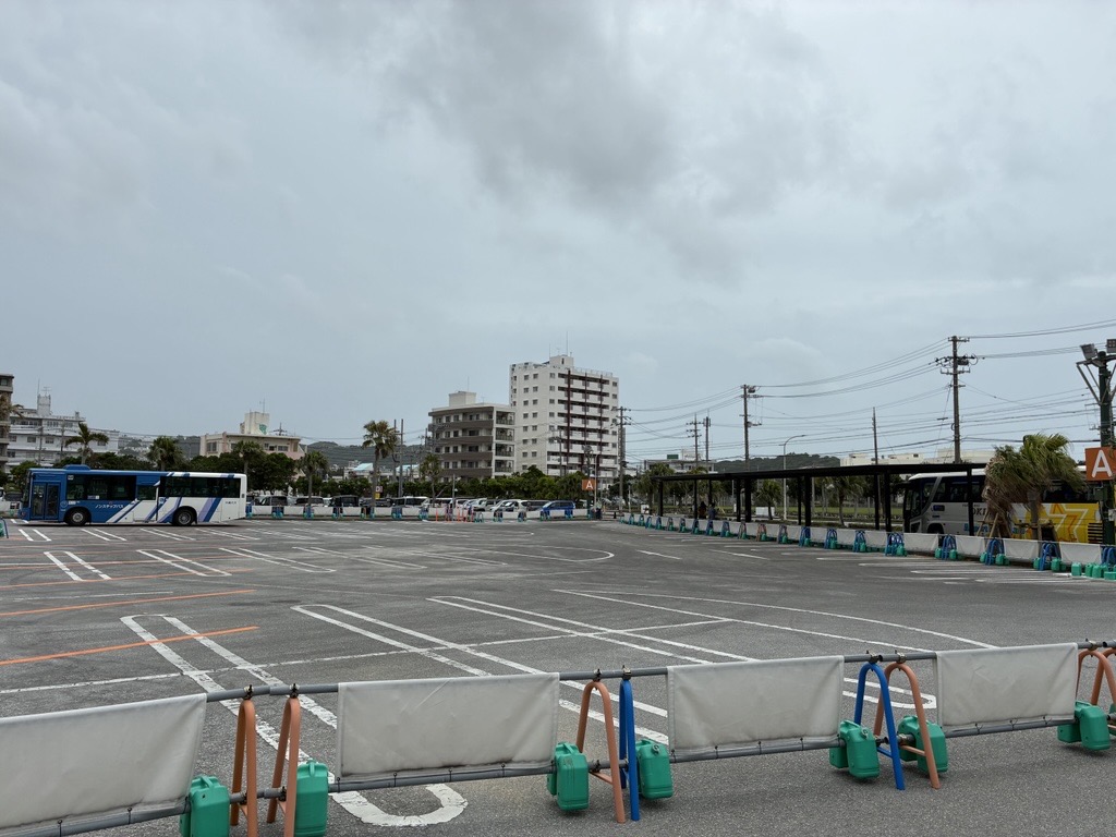 chatangateway's tweet photo. 【台風9号】
現在、那覇空港⇔北谷ゲートウェイ間のバスは
通常運行しております。
台風9号の接近に伴い、今後運行状況が変更となる
可能性がございます。
最新の運行状況は各バス会社の運行情報を
ご確認ください。

＃北谷ゲートウェイ
＃台風情報
＃台風9号 https://t.co/ZrUYUneEcM