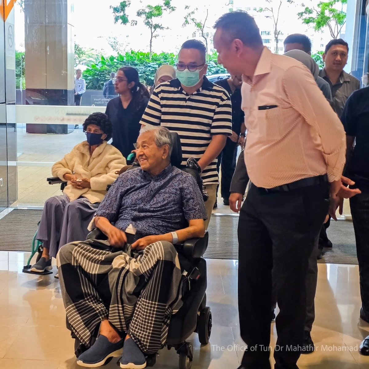anwaribrahim's tweet photo. Selamat ulangtahun kelahiran yang ke-101 buat Tun Dr Mahathir Mohamad. Semoga Tun terus dilimpahi rahmat, kesihatan yang baik dan berada dalam keberkatanNya, Insya-Allah. https://t.co/XiljjLl1Mc
