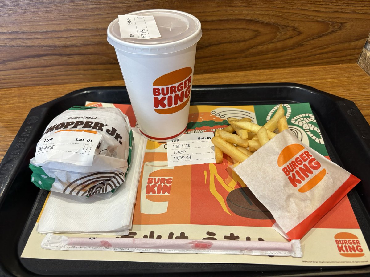 equ_874chun's tweet photo. うむ、いざたべてみるぞ、トマトが入ってるバーガー食べたことないからちと怖いが（にがて https://t.co/CNoimds1fp