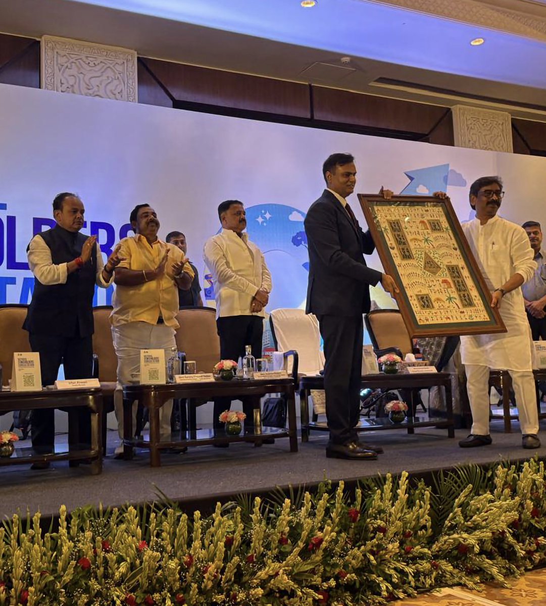 IrfanAnsariMLA's tweet photo. National Stakeholders Consultation 2026 के समापन अवसर पर माननीय मुख्यमंत्री श्री हेमंत सोरेन जी एवं सहयोगी मंत्रियों के साथ ऐतिहासिक MoU हस्ताक्षर समारोह में शामिल हुआ।

Google, Tata Group, Jindal Group, Varun Beverages, EaseMyTrip सहित कई अग्रणी संस्थानों के साथ हुए समझौते झारखंड में निवेश, उद्योग, डिजिटल विकास और युवाओं के लिए नए रोजगार के अवसरों का मार्ग प्रशस्त करेंगे।

झारखंड विकास की नई उड़ान भर रहा है। सभी साझेदारों को हार्दिक बधाई एवं जोहार।
@HemantSorenJMM @RahulGandhi @kcvenugopalmp @KRajuINC @INCIndia @INCJharkhand_ @ShayarImran @NasirHussainINC @JMMKalpanaSoren @sirivellaprasad
@JMMKalpanaSoren @ShayarImran @NasirHussainINC