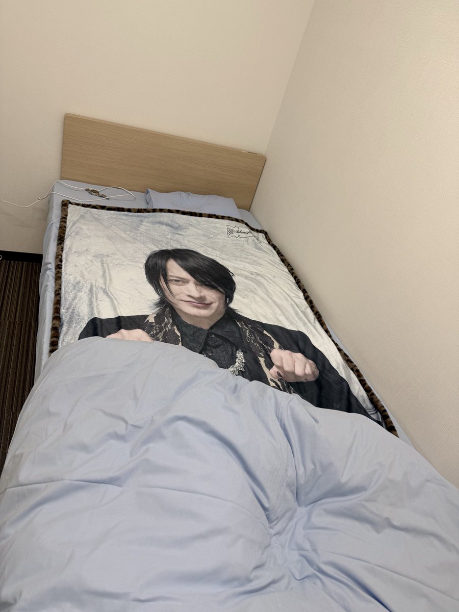 tasucia's tweet photo. 自分の当直時はほぼこれがデフォなのですが、ここに星野英彦生誕60年記念の例の枕を置いたら？というアドバイスを頂く。
いやいやさすがにそれは気が狂い過ぎだろう…と珍しく私の泣け無しの理性が歯止めをかけています。

ここは職場！揃えてうっかりお掃除の方に見られようものなら憤死確定。 https://t.co/jjwbZGl6eN