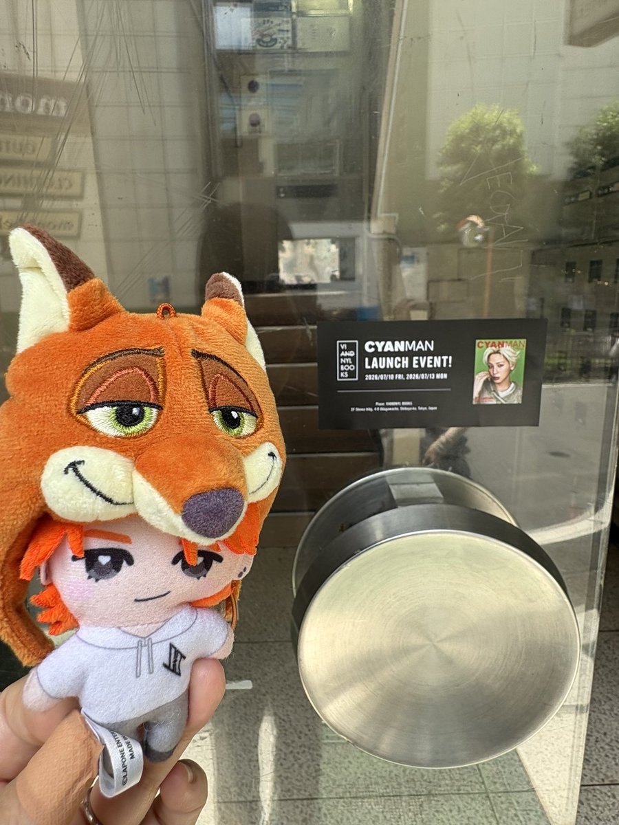 aogablue's tweet photo. 壁面ジャックカムバありがとうございます💫
前回と配置が異なり、奥の壁に蓮の動画が投影されていて無限ループに陥る気をつけろ
(動画部分は撮影禁止でした)

@viandnylbooks 
#CYANMAN
#川尻蓮 https://t.co/pI6fFihSDC