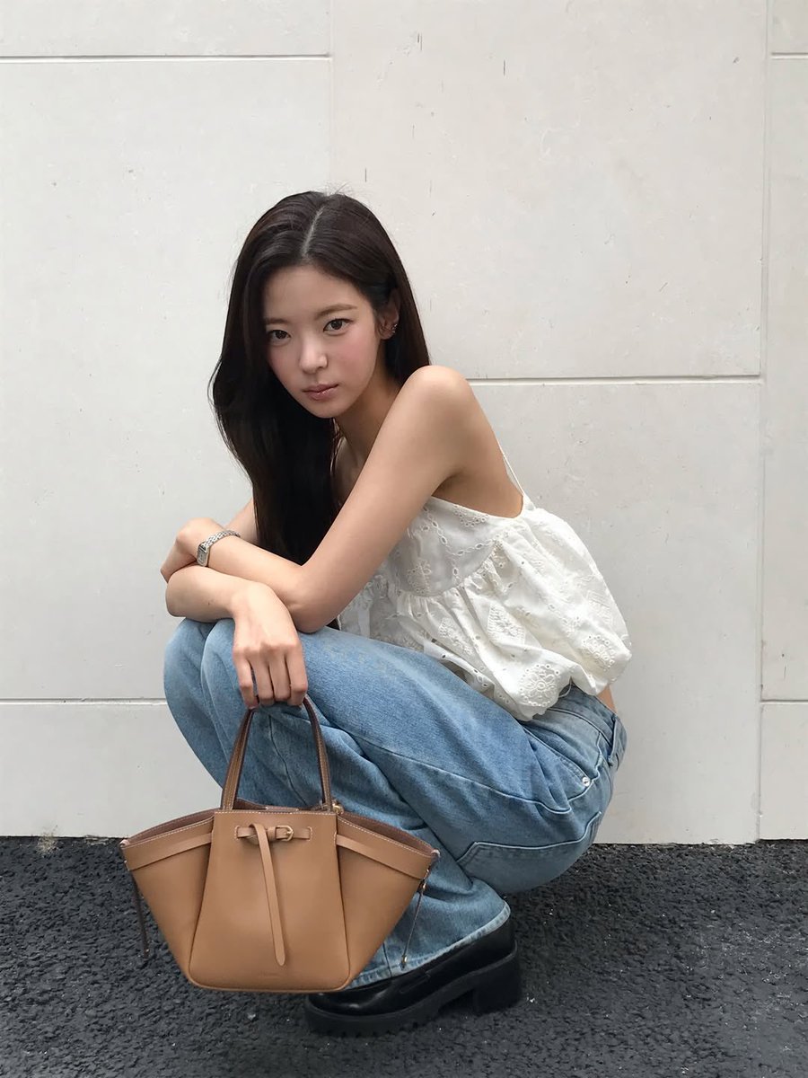 lialovesyuo's tweet photo. 𓍯 TGIF my babies! Lets go out and enjoy oursleves 🤍 https://t.co/zEAu0mTS9S