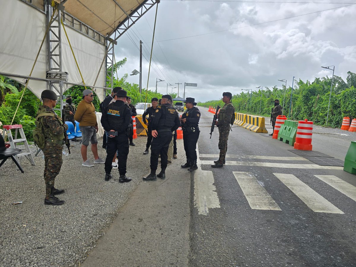 Ejercito_GT's tweet photo. Acciones coordinadas para la seguridad fronteriza 🇬🇹🫡
El Ejército de Guatemala, a través de la Segunda Brigada de Infantería "CGRC", durante operaciones de seguridad en el puesto de control interinstitucional #Coincon, ubicado en el kilómetro 300.5 de la ruta CA-13, El Cinchado, Puerto Barrios, #Izabal, identificó tres vehículos con placas extranjeras que ingresaron de forma irregular al territorio nacional.
Los vehículos eran conducidos por tres ciudadanos de nacionalidad cubana y un guatemalteco. Tanto las personas como los vehículos fueron puestos a disposición de las autoridades competentes para el desarrollo de las diligencias y trámites migratorios y legales correspondientes.
El Ejército de Guatemala continúa fortaleciendo las acciones coordinadas con las instituciones del Estado para contribuir a la seguridad, el resguardo de las fronteras y el cumplimiento de la legislación vigente.
#EjércitoGT
@PNCdeGuatemala @SATGT @GuatemalaGob