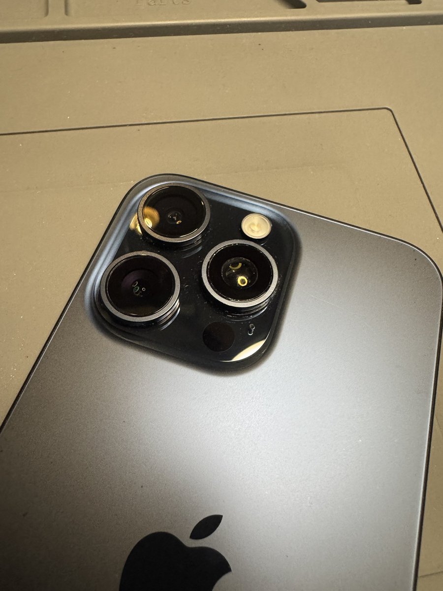 Akashi_cr's tweet photo. 今日は朝からスマホ修理の業務。
本業はなんなのかー！割れたレンズの交換。ビフォーアフター！

スマホ修理・バッテリー交換・格安SIM（ドコモ回線 120G 5200円）販売中。

スキマビジネスなので修理のご依頼は予約制で予定合わせます！ご連絡おまちしてます。

実はスマホ修理士の資格があるんですw https://t.co/Xfb7SB6dg3
