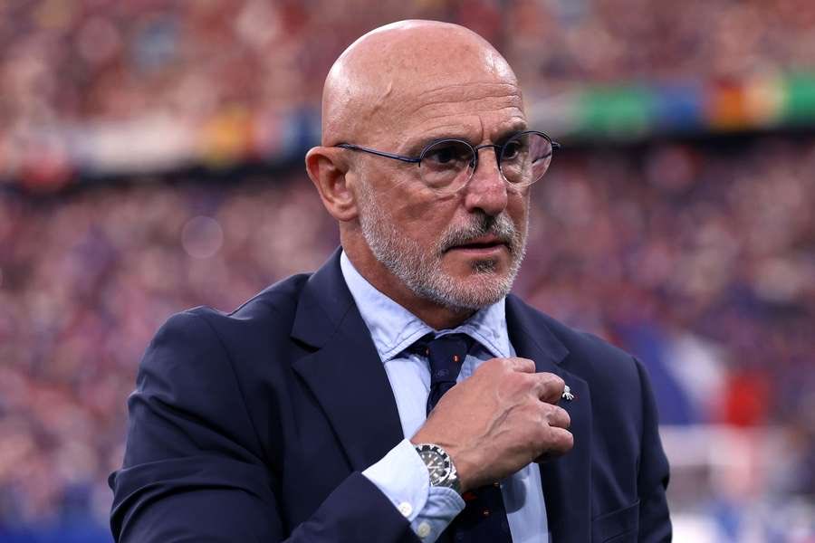 EPLworld's tweet photo. 🇪🇸 

لويس دي لا فوينتي بكلمات رائعة عن ليو ميسي:

"ميسي يبدو وكأنه في الـ 19 أو الـ 23 من عمره. إنه يؤدي بمستوى استثنائي. لم يعد الأمر يتعلق بنضجه فحسب، بل وقبل كل شيء بالتزامه.
إنه لا يكل، ولا يرضى أبداً. يريد دائماً المزيد، في كل يوم. إنه قدوة لجميع زملائه في الفريق، ولمحبي كرة القدم، ولكل من بدأ لتوه في اللعبة.

أعتقد أنه شيء يستحق الإعجاب والتقدير حقاً، أهمية اللاعب الذي عندما يريد شيئاً حقاً - وهذا ما أريد أيضاً التأكيد عليه، في رأيي - عندما يكون شخص ما على استعداد للعمل، والاستمرار في العمل، وعدم التوقف أبداً عن العمل، فإنه يكون دائماً أقرب إلى تحقيق أهدافه.

لقد كان ميسي أستاذاً في ذلك طوال مسيرته المهنية بأكملها، ولكن حتى اليوم، بعد كل ما حققه بالفعل، لا يزال يثبت ذلك.

لذا، هنيئاً لك، وشكراً لكونك هذا القدوة، خاصة بالنسبة للاعبي كرة القدم الشباب."