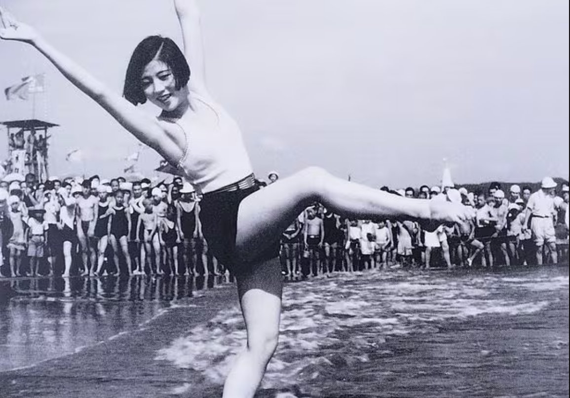terimakasih0001's tweet photo. こちらが世界的ダンサーだった崔承喜さん。

崔さんは日本でも1944年に東京帝国劇場で、連日満員の一週間公演を開いた程の大人気でしたが、戦後北朝鮮に渡ってまいました。

(◍•ᴗ•◍) 1934年 鎌倉のビーチでの崔承喜さん
https://t.co/FerwqXnHET https://t.co/G3ABXPjqNe