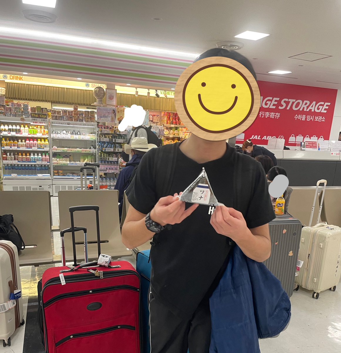 doremikinder's tweet photo. おはメル☀️
【食べ納め🍙】
息子13才にとってとても楽しみだったひとつ…🍙コンビニのツナおにぎり。到着時、エアポートにて早速食す。最終日、お別れを惜しんで２つ🍙🍙
また食べに戻ろうね🥰
#おは戦80710jk🍺 https://t.co/37G8UB7BwS