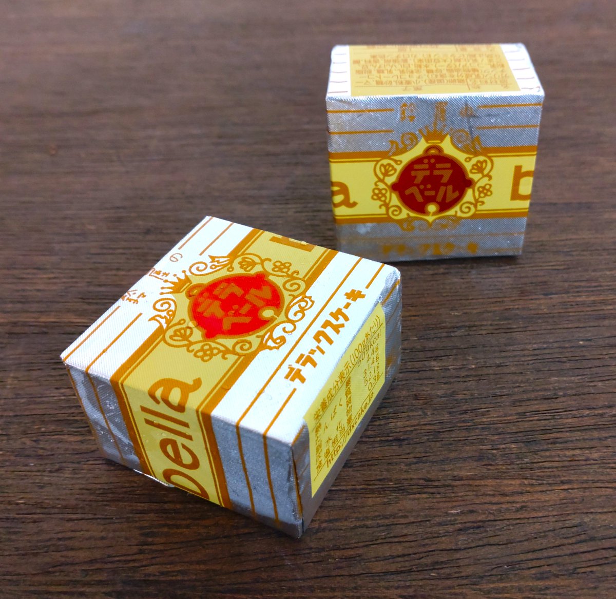 agasus_wakayama's tweet photo. #和歌山一番星アワード 準グランプリに輝いた #鈴屋のデラックスケーキ を頂きました。ずっしりとした重みのあるカステラに #白いんげん豆のジャム を挟み #ホワイトチョコレートで包んだケーキ は、いつ食べても格別なおいしさ！ #レトロパッケージがお洒落 で最近ますます注目を浴びていますよね。 https://t.co/NjOxh8Jg2T