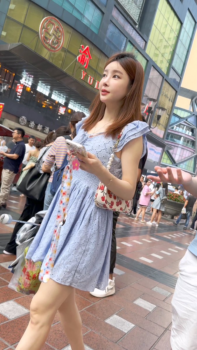 ewtxczah's tweet photo. #街拍 #制服 #丝袜 #美腿 #裙底 极品长腿美女逛街翘臀夹着丁字裤 https://t.co/Z9SaDpupFR
