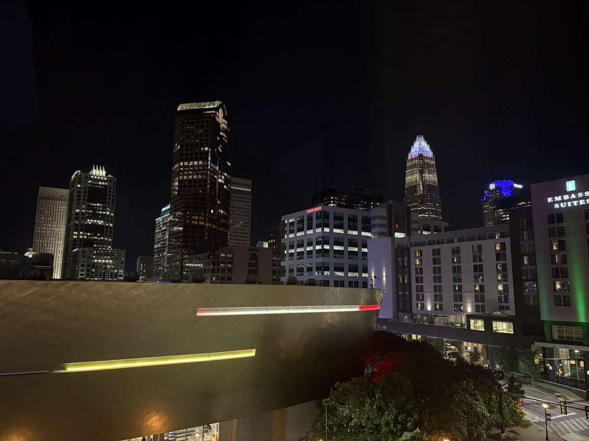 Bwhite663's tweet photo. The queen city looking good tonight!!! https://t.co/1tZtcaDWBk