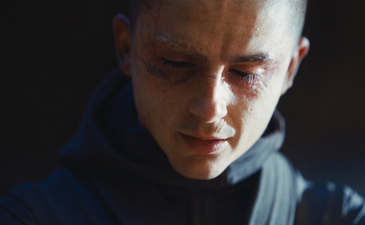 TheMoviesRain's tweet photo. ทิโมธี ชาลาเมต์ บอกว่าแก่นสำคัญของหนัง Dune: Part 3 คือการเตือนให้ระวังผู้นำที่มีเสน่ห์และสามารถโน้มน้าวผู้คนได้

“แฟรงก์ เฮอร์เบิร์ต เขียน Messiah ขึ้นมาเพราะต้องการเตือนโลกว่า จะเกิดอะไรขึ้นเมื่อผู้คนศรัทธาและเดินตามผู้นำอย่างไม่ลืมหูลืมตา แม้แต่คนที่มีเจตนาดีก็อาจถูกอำนาจชักนำไปในทางที่ผิดได้”