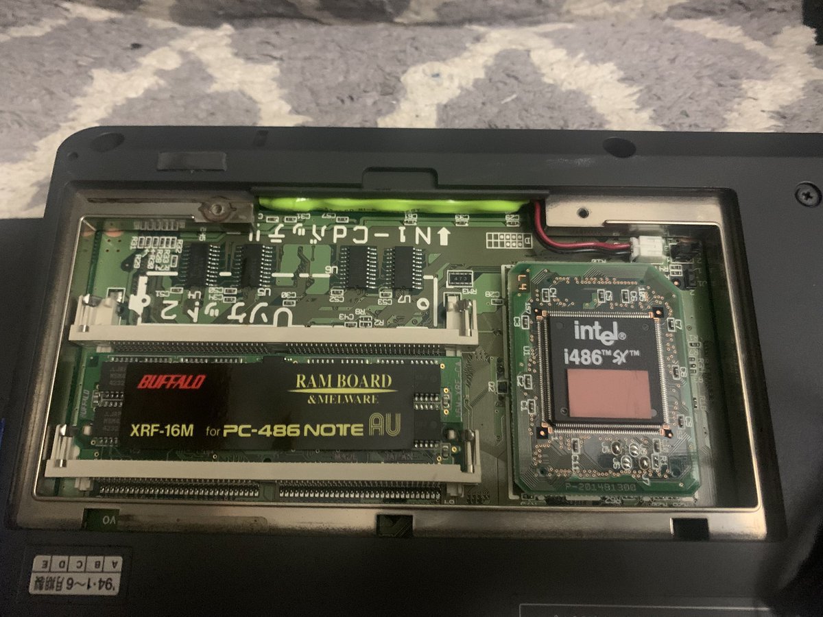 分解してPC-486NAUの基盤状態を確認。 電源基盤のコンデンサはいくつか