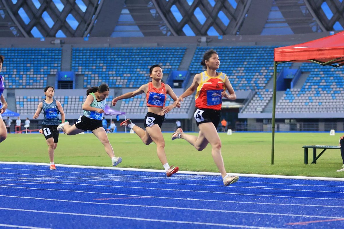 DiscoverLedong's tweet photo. 3 golds, 2 silvers, 2 bronzes – plus the Sportsmanship Award! 🏅🥈🥉
🏃🏻‍♀️The 2026 Hainan Provincial #Youth #Athletics Championships were held in @MeetQionghai
 recently, bringing together 14 teams from across the province. The Ledong team delivered in a big way, with their female sprinters absolutely dominating the track, sweeping three gold medals. Congratulations to the entire team! 🥳🥳🥳

 #LedongToday #photooftheday #picoftheday #Sport （📷@乐东旅文）