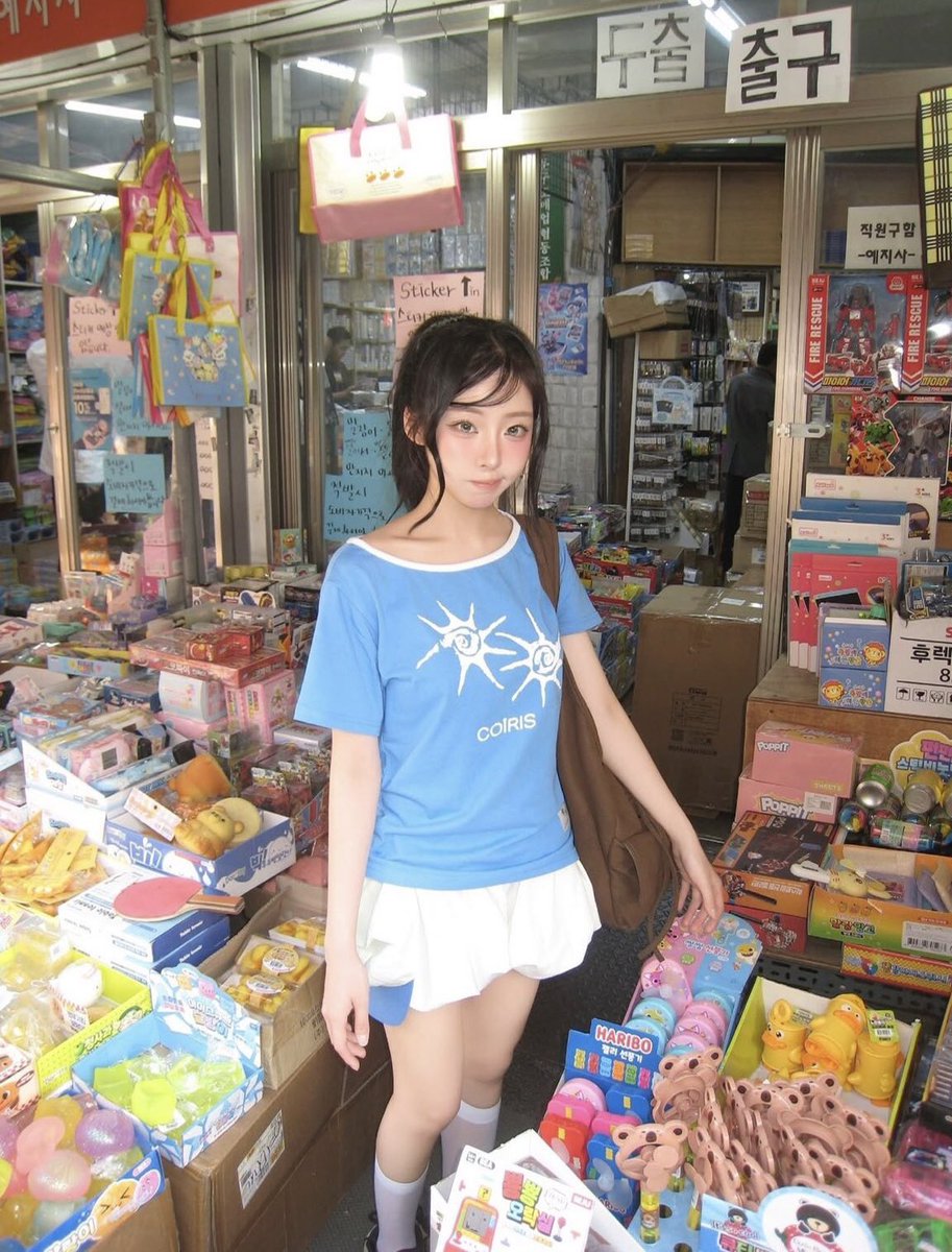 COIRIS_JP's tweet photo. 今日、東廟(동묘)でいちばん目を引いたのは

スクイーズと水色のソルーナ半袖Tシャツ...🩵 https://t.co/c231lR1pyC