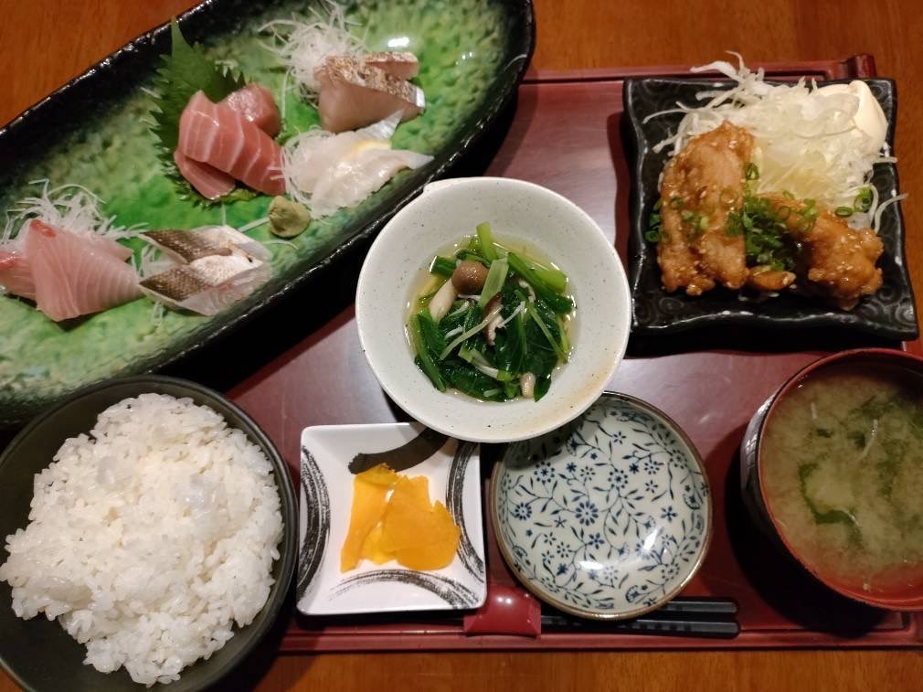 japansake's tweet photo. とりばん内神田店  本日ランチ　特上刺身セット‼️おススメです。

本日10(金)来週13(月)14(火)いろいろ個室/半個室 空室あります！

イチローズモルト！山崎！オーシャン！ブッシュミルズ！！
新政 風の森 14代 飛露喜 いろいろ入荷してます

#とりばん #豊洲市場 #唐揚げ #日本酒 #レモンサワー https://t.co/zw6FRvBDFt