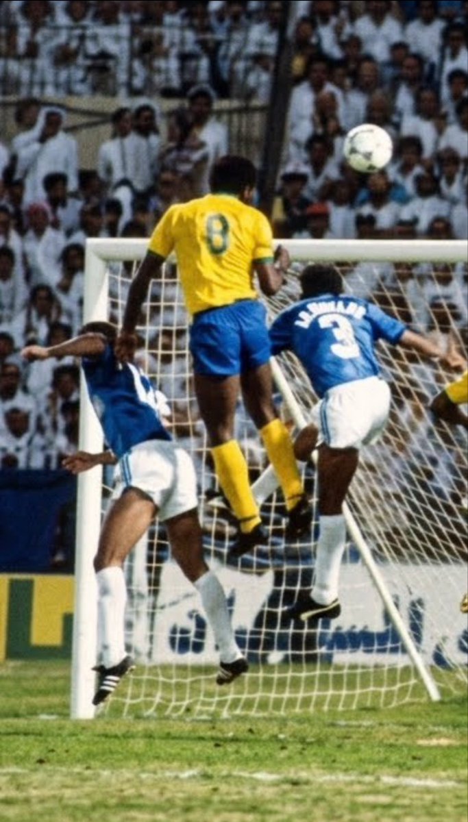 bandar_aaz's tweet photo. أسطورة الملاعب العربية والأسيوية 
لم تنجب الملاعب مثله إلى الآن 

غيره منفوخ و مكاتب https://t.co/d6EK7biPir
