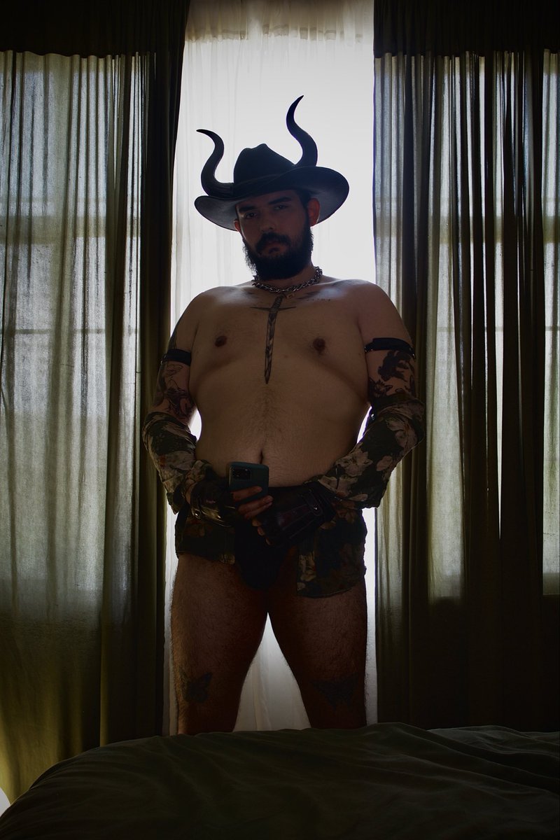 _ozzy_carrillo's tweet photo. Ya hay vaquero pal rodeo. #gaybear #gaycowboy #gayman #gaymex #osogay https://t.co/fKTFDJpCuc