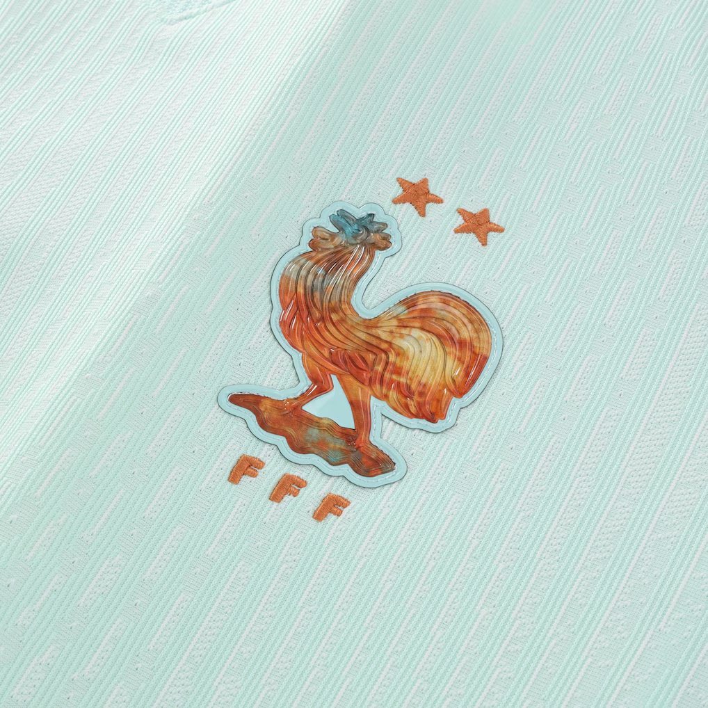 joserra_espn's tweet photo. UN DISEÑO CON HISTORIA
Francia convirtió su camiseta en un homenaje a la Estatua de la Libertad, el histórico regalo que hizo a EEUU.

El color inspirado en el tono verdoso que adquirió el cobre de la Estatua con el tiempo. 
De las mejores playeras del Mundial.