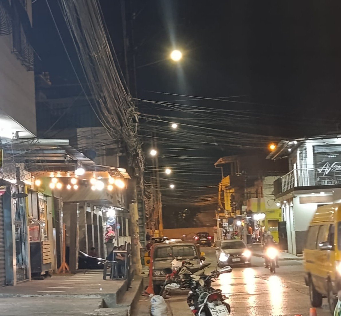 CNEL_EP's tweet photo. ✅ GUAYAQUIL

CNEL EP modernizó el sistema de alumbrado público de la cooperativa Justicia y Libertad con la instalación de 47 luminarias LED, reemplazando la tecnología de sodio por un sistema más eficiente, sostenible y de mejor calidad.

Durante un recorrido por el sector, el administrador de la Unidad de Negocio, Miguel Torres, junto con el equipo de Alumbrado Público, dialogó con los moradores, quienes destacaron la ejecución de esta obra que refuerza la seguridad y mejora la convivencia en esta zona del sur de la ciudad.