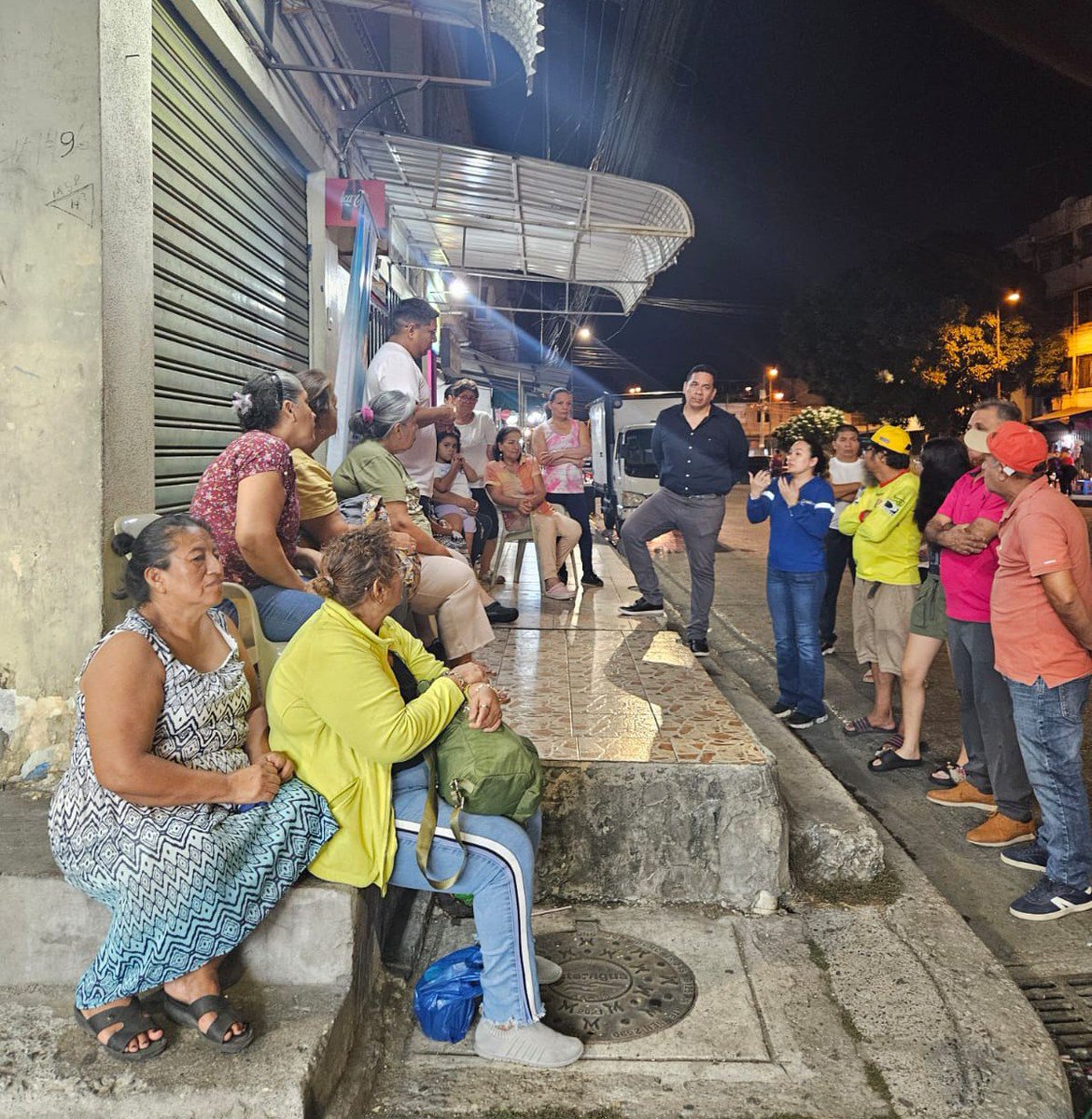 CNEL_EP's tweet photo. ✅ GUAYAQUIL

CNEL EP modernizó el sistema de alumbrado público de la cooperativa Justicia y Libertad con la instalación de 47 luminarias LED, reemplazando la tecnología de sodio por un sistema más eficiente, sostenible y de mejor calidad.

Durante un recorrido por el sector, el administrador de la Unidad de Negocio, Miguel Torres, junto con el equipo de Alumbrado Público, dialogó con los moradores, quienes destacaron la ejecución de esta obra que refuerza la seguridad y mejora la convivencia en esta zona del sur de la ciudad.