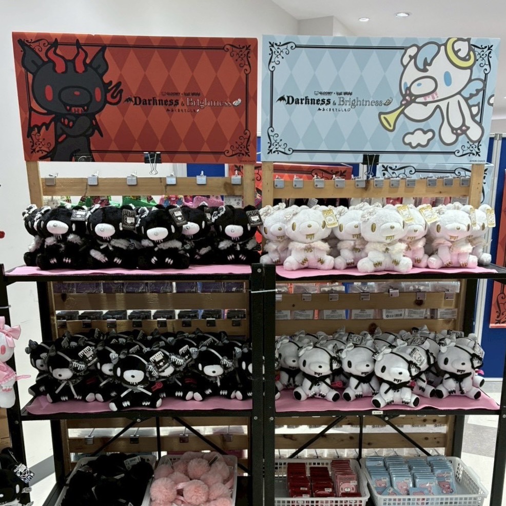 vv__official's tweet photo. ❤️‍🩹ー❤️‍🩹ー❤️‍🩹ー❤️‍🩹ー❤️‍🩹ー❤️‍🩹
 #グルーミー POP UP SHOP
       🩸本日オープン🩸
❤️‍🩹ー❤️‍🩹ー❤️‍🩹ー❤️‍🩹ー❤️‍🩹ー❤️‍🩹

🖤京都府 京都高島屋 S.C.
 [T8] BIF (EAT8出入口横)
🗓2026年7月10日（金）～8月2日（日）

🤍愛知県 イオンモール岡崎
 2F ワンズテラス横 POPUPスペース
🗓2026年7月10日（金）～8月2日（日）

グルーミーが「悪魔＆天使」姿になって登場！👿👼
本イベントでは、描き下ろし「悪魔＆天使」ビジュアルを軸に、グッズを展開しグルーミーの新たな魅力を体感いただける空間をご用意いたします！キャラクターパネルとの撮影もお楽しみください📢

#グルーミー
@official_gloomy

詳細はこちら✨  https://t.co/XAMIJnconl