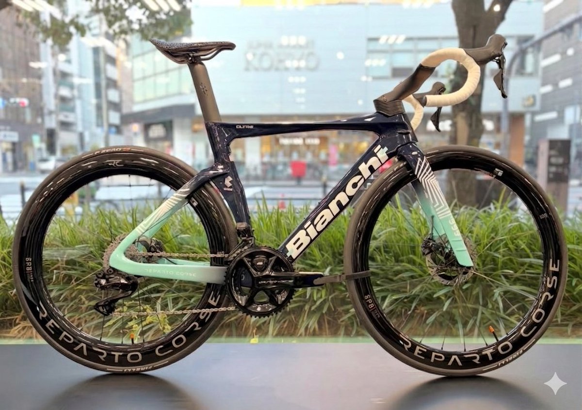 IOS_Bianchi's tweet photo. 【OLTRE RC TEAM REPLICA】が大阪に来た！
プロチーム「Team Bahrain Victorious」と同じカラーリングをまとった特別な1台。

日本で唯一展示しています！

特別な1台をぜひ店頭でご覧ください✨

#Bianchi #大阪 #ワイズロード
#ロードバイク #自転車 #ツールドフランス #jsport https://t.co/tQ7cKQtR6v