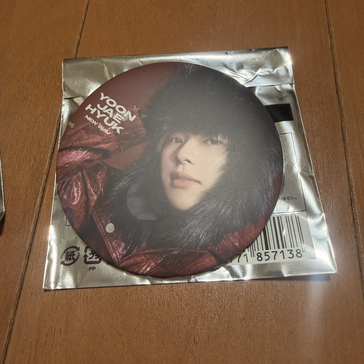 lzei___s2's tweet photo. @mamedaifuku0302 検索から失礼します
ジェヒョク缶バッジ所持しております
ジフン10000円トレカと交換可能でしょうか？
2:1も可能です
ご検討よろしくお願いいたします https://t.co/shkLI6d0Pg