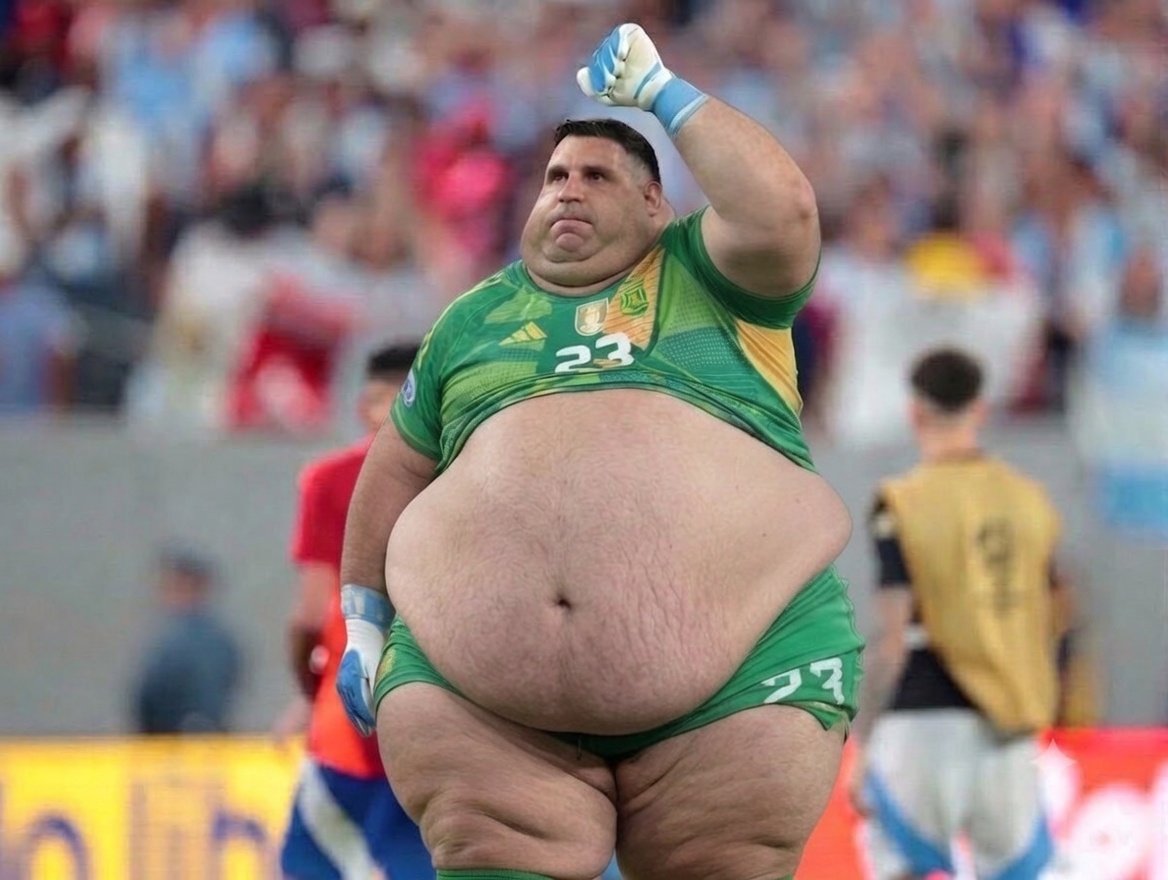 L_de_Licha's tweet photo. Me fascina como va engordando el meme del DIBU, en la final no le hacen ni un gol tapa completamente el arco con la panza https://t.co/YHkl4iSs2z