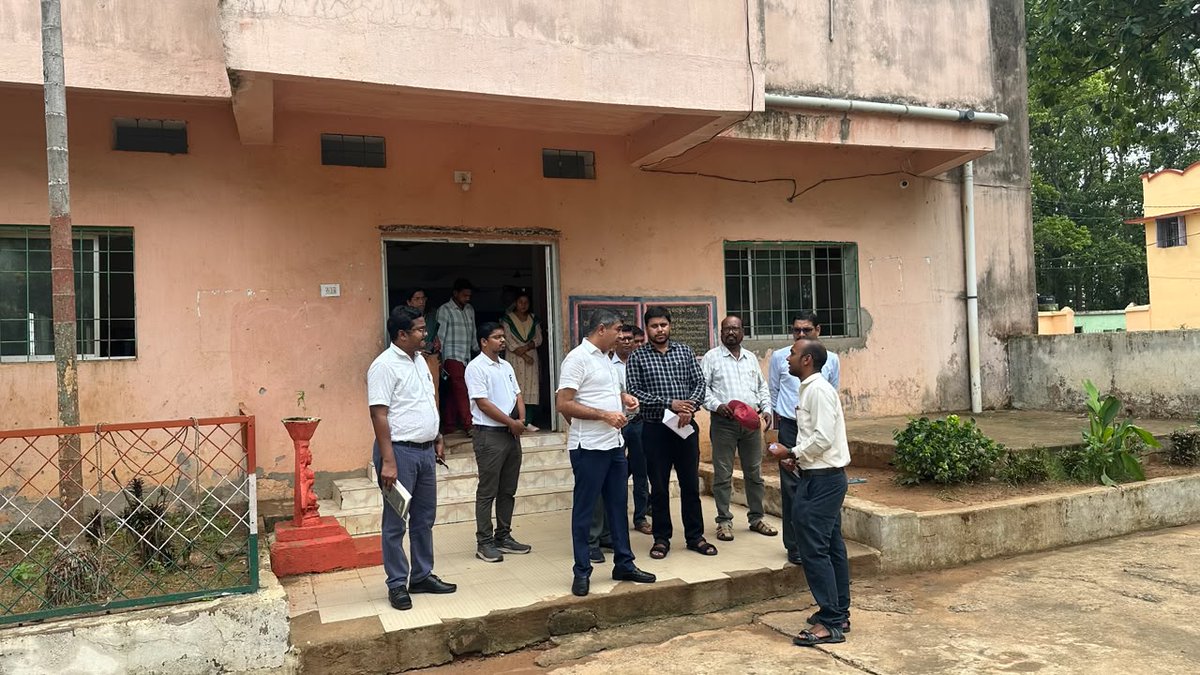 SDTEOdisha's tweet photo. Commissioner-cum-Secretary, @SDTEOdisha commenced his two-day visit to Debagada district with visits to SSD School, Jharabahal (Barkote), where he interacted with students. He visited the PDS Shop at Bamparada, and interacted with beneficiaries of Govt. schemes at the GP Office. https://t.co/aQEaawqDeT