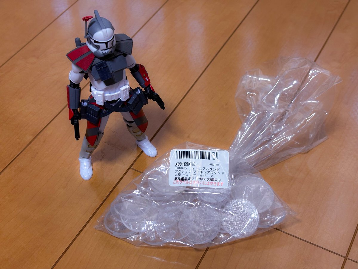 juridget's tweet photo. 最近ブラックシリーズ飾ってるとクリック関節の反発で倒れてしまうことが多かったので安定感増すためのペグ付きクリアベース買ってみた

一個でも安定度一気に上がるし、2個あれば普通なら倒れるような重心の偏ったポーズでも出来るからかなり良いかも。
単純計算で一個50円くらいなのでコスパもいい https://t.co/KNpeGrIGZ3