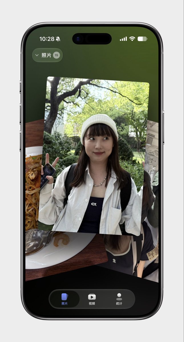 dualcoremi's tweet photo. 如果你的 iPhone 里有3万张照片，我做的这个 App 可以让你玩得很上瘾。

你可以像刷 X 一样刷自己的照片。你有想过自己为什么喜欢刷 X 吗？不是因为你明确知道自己要看什么，而是算法会给你推送你可能感兴趣的内容，你没有期待，但总是遇到惊喜。

在这个 App 里，照片的出现顺序是随机的。

可能上一张是前几天的午餐（没用了，删掉），下一张却是两年前和女朋友拍的第一张合影（感慨时间过得真快啊），再下一张是看刘谦魔术演出后拍的照片（刘谦的现场真的太震撼了！）。你会看到很多差点忘掉的美好回忆，也会翻到很多废片，上滑就可以删除。

这种「顺手删」和「专门删」的感觉超级不一样。因为你不会觉得自己在做电子家务，你不需要思考从哪里开始删，你不需要一次投入很多时间才能获得一个「释放了多少 GB」的结果。

照片，截屏，视频，都是分开显示的，不会混在一起，这样你就可以沉浸式看一种类型，不会有多任务切换的感觉。比如截屏单独整理会非常爽，因为很多截屏一眼就知道没用了，删起来很快。

视频还专门做成了短视频的设计，竖屏视频会全屏显示，就是为了让你有一种「刷自己人生短视频」的奇妙感觉。我刚还刷到了一年前在杭州看的孙盛希演出，当时拍了那么多段视频，就是为了以后还能再回味一下，但如果不是这么随机翻到，我也不会主动去相册里看的，因为想不起来这件事。

看过的照片在3年内不会再重复。会有一天，你看完了相册里所有照片。回味了一遍自己用影像记录的人生。

App 的名字叫做「去留」（英文名是 linger）。我希望人们用去留的时候，会因为看到了很多美好回忆而感受到幸福，而不只是高效解决了问题。但是回过头来看，你用去留删掉的照片是非常多的，因为幸福的事情很容易做下去，不幸福的事情才需要坚持和想办法提高效率。