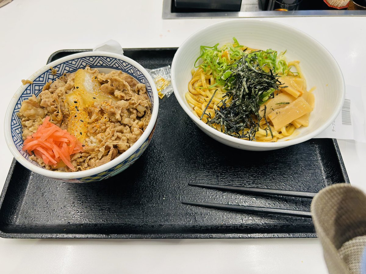 yuta038's tweet photo. お昼は雨の吉牛🐮☂️ https://t.co/Fa6VDfK6Vz