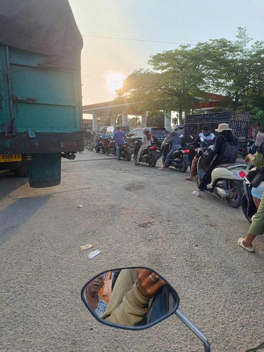 lianzogm's tweet photo. Antrian panjang di setiap SBPU seluruh Aceh , #pertalite #solar https://t.co/PfTje5VpBa