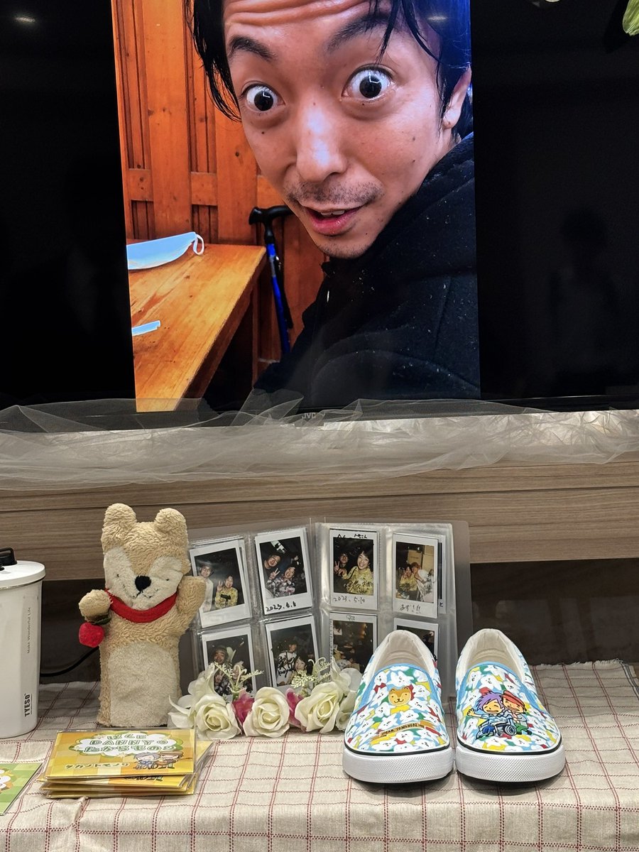 kikori19800324's tweet photo. タカノ君、送ってきました。みなさんと同じでとても悲しいです。生前、僕が塗装した靴を彼からみんなにプレゼントする企画をやってましたので最期に僕からプレゼントしました。最近一緒にCDも作りました。本当にたくさんの人に聞いて欲しいので、タカノ君の歌、たくさん歌って弾いていきます。 https://t.co/gZA3KKwmEd